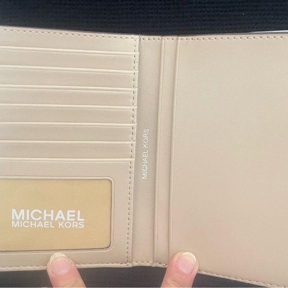 MICHAEL KORS METALLIC MK SIGNATURE FASHION FLAT PASSPORT CASE HOLDER ID CARD - Picture 3 of 5